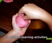 actividad de plastilina de la motricidad fina
