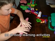 actividad plastilina rodando salchichas